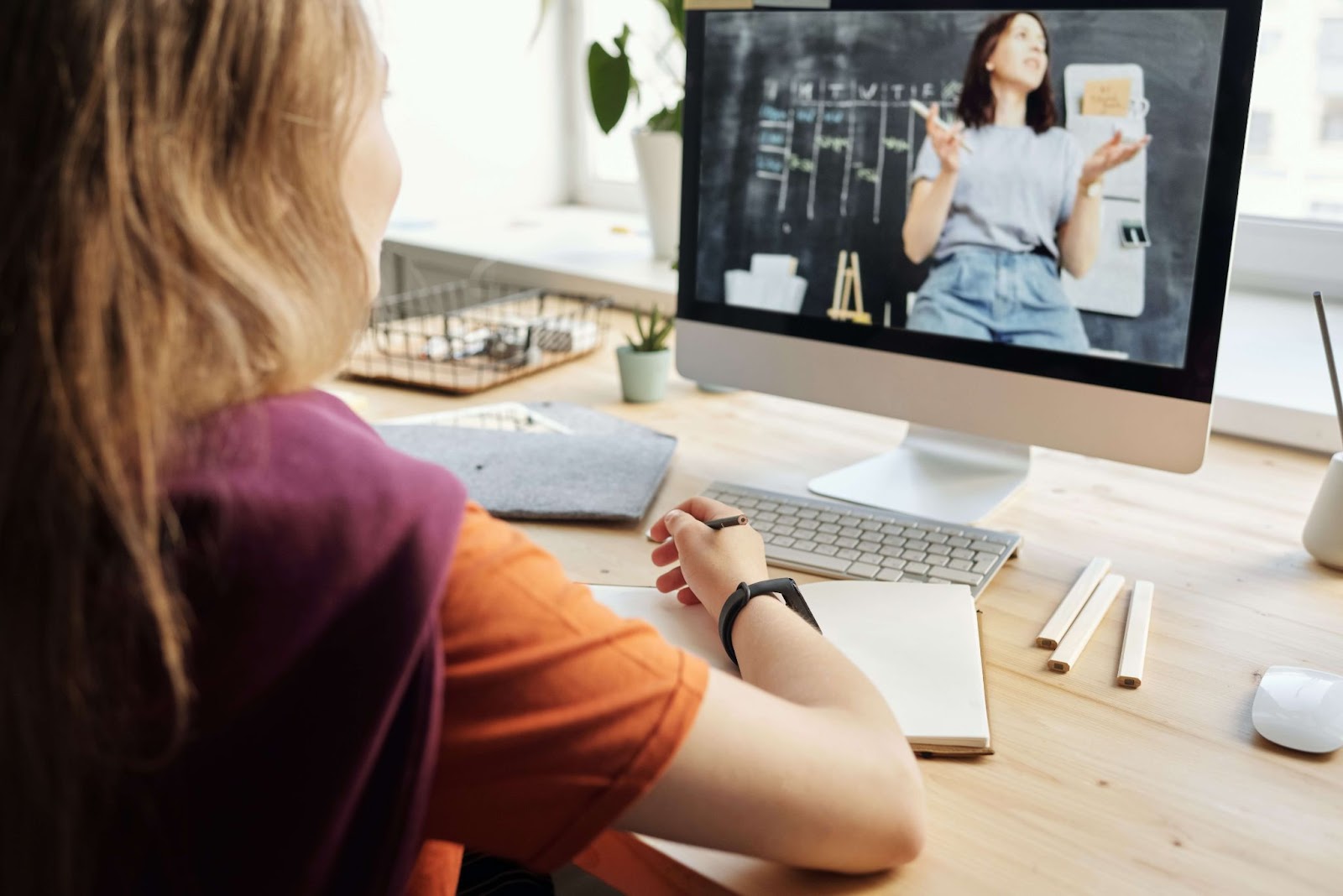 A student listening to a teacher in her PC<image 3>